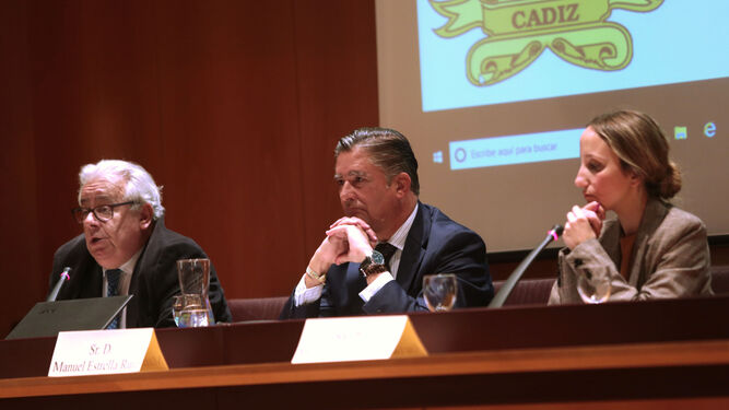 José Manuel Jareño, decano emérito del Colegio de Abogados de Cádiz, Manuel Estrella, presidente de la Audiencia Provincial, y Ana Gámez, vocal de Aja .