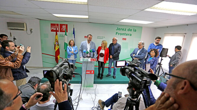 José Luis Ábalos, ayer en la sede del PSOE, entre Irene García y Mamen Sánchez.