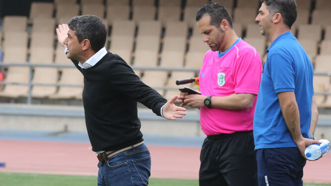 Pepe Masegosa, entrenador del XDFC, valora el esfuerzo que hicieron sus jugadores en el encuentro con el Conil al jugar setenta minutos con diez.