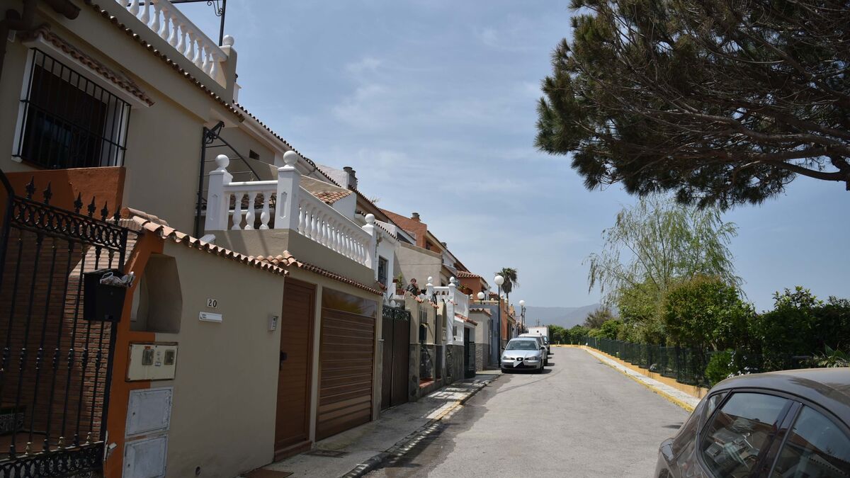 La calle Plutón de Algeciras, donde se produjo el asalto a una vivienda por parte de cuatro personas en busca de una guardería de droga.
