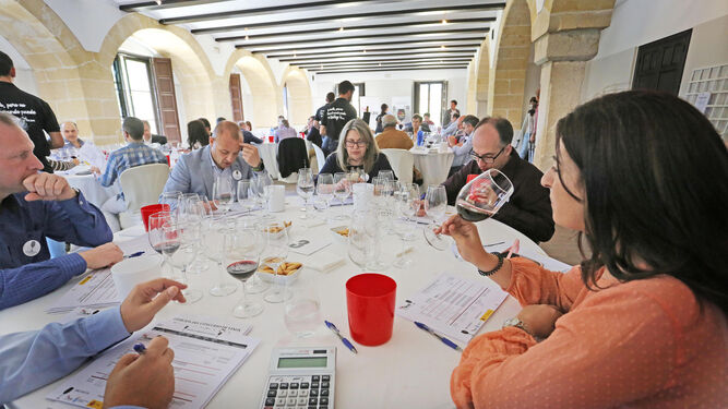 Los expertos catadores y miembros del jurado de VinEspaña, el pasado viernes durante el concurso en el Alcázar.
