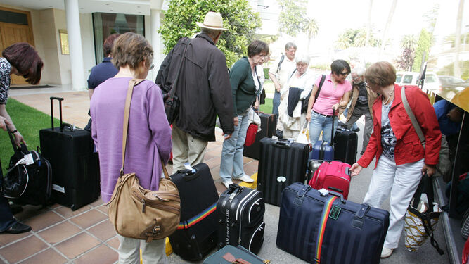 Turistas se disponen a abandonar un hotel de Jerez tras su estancia en la ciudad.