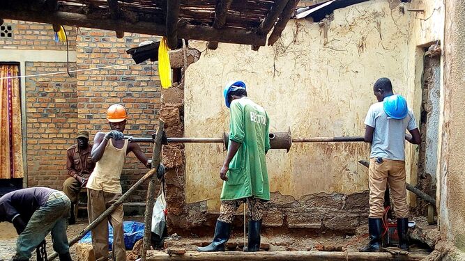 Varias personas trabajan en el lugar donde han aparecido fosas comunes del genocidio de Ruanda de 1994, ayer en la capital del país, Kigali.