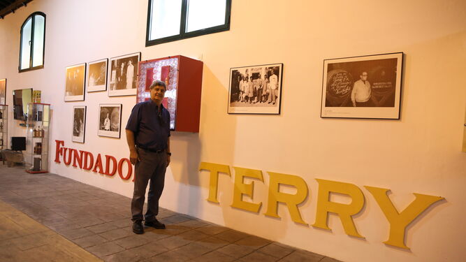 El político y empresario peruano junto a un letrero de Terry, sus antepasados del Marco de Jerez, en Bodegas Fundador.