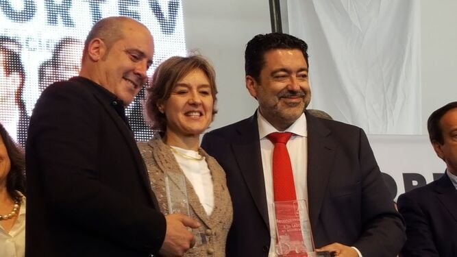Los periodistas Ángel Espejo y Javier Benítez, junto a la ministra, tras ser galardonados por Asaja-Cádiz.