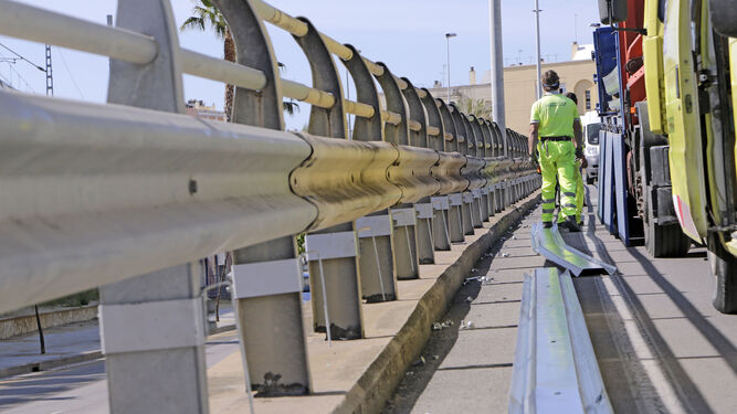 Operarios instalando ayer las nuevas placas para el guardarraíl del puente de la calle Arcos.