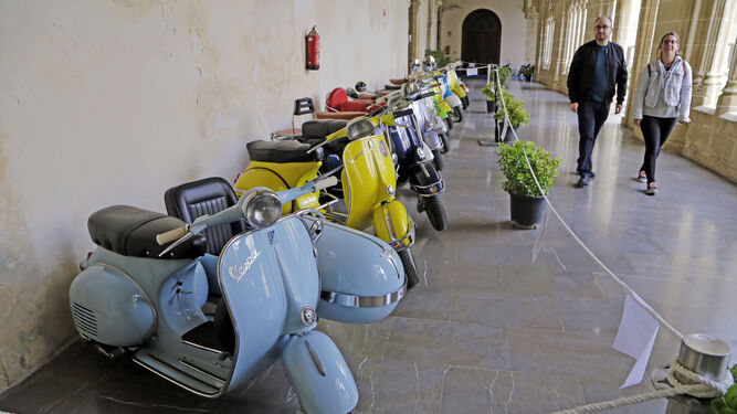 Una muestra de la exposición de motos en los Claustros.