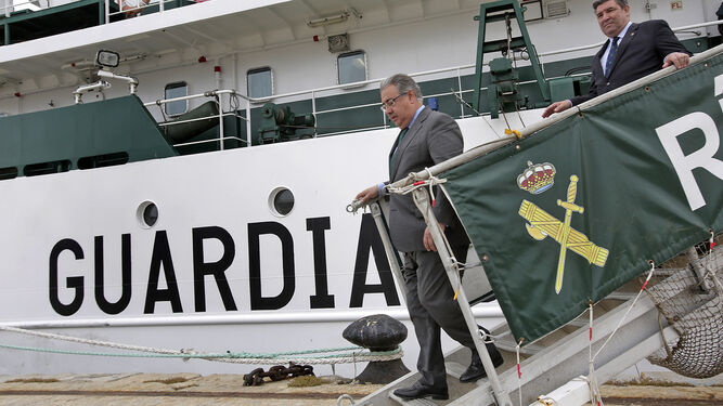 El ministro del Interior desciende de una de las patrulleras atracadas ayer en el puerto de Cádiz.