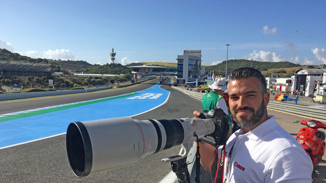 Jesús Robledo, de San Fernando y jerezano de adopción, en el Circuito de Jerez cubriendo el Gran Premio.