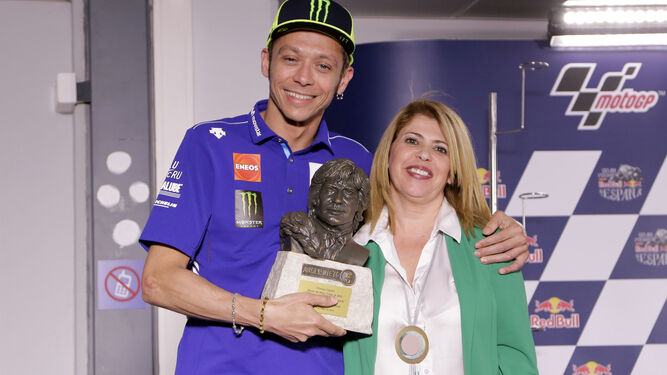 Valentino Rossi recogió el galardón de manos de la alcaldesa de Jerez, Mamen Sánchez.