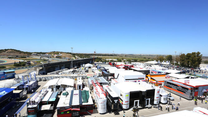Imagen del 'paddock' del Circuito de Jerez ayer en pleno apogeo y con todos los 'hospitalities' ya instalados.