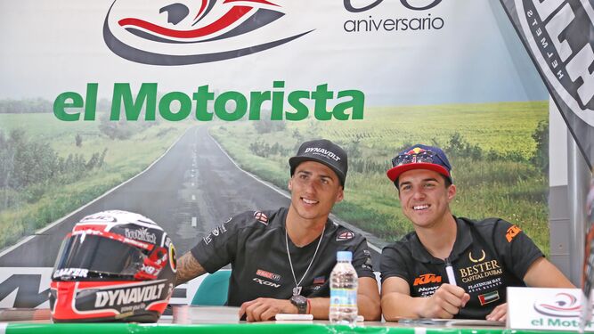 El conileño Marcos Ramírez posa sonriente junto a Xavi Vierge, piloto de Moto2.