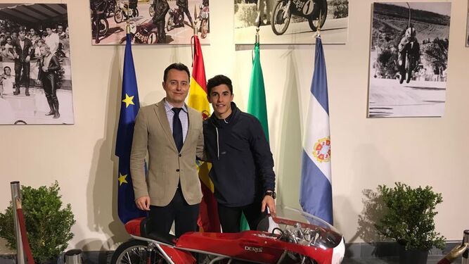 Marc Márquez visita la exposición de motos clásicas