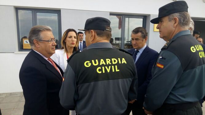 El ministro Juan Ignacio Zoido, junto a la alcaldesa de Chipiona, Isabel Jurado, y el delegado del Gobierno, Antonio Sanz.