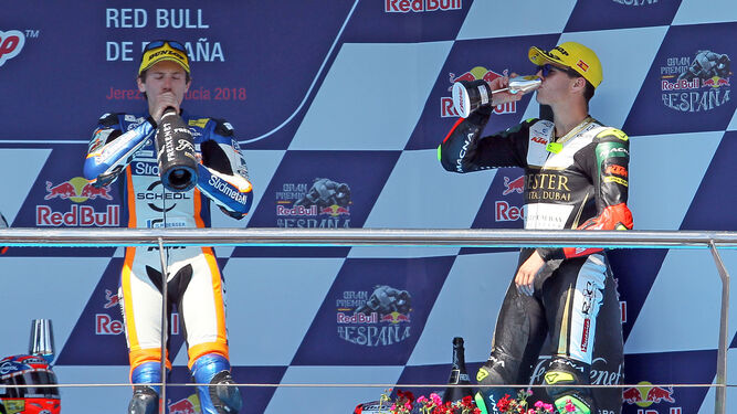 Marcos Ramírez bebe de su trofeo -un catavino plateado- en el podio.