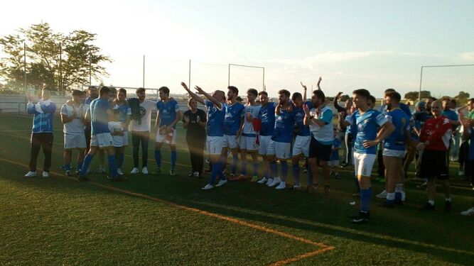 Los jugadores del Xerez CD celebran en el Municipal de El Torno la permanencia matemática en Tercera con los aficionados xerecistas.