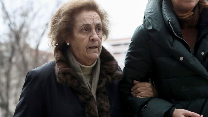 Teresa Rivero se dirige a la Audiencia Provincial de Madrid, donde se celebra el juicio.