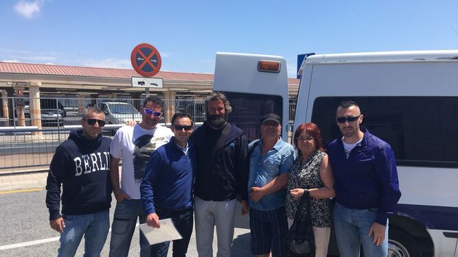 Karoly Schmolka (en el centro) tras ser trasladado al aeropuerto de Málaga.