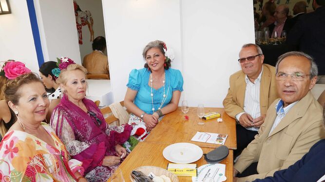 Francisco Bernal y su mujer Leonor con Diego Garc&iacute;a y Pilar Mar&iacute;a, disfrutando de la caseta de Diario de Jerez.