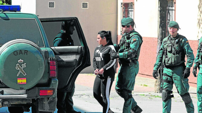 Un agente del GAR conduce a la mujer detenida hasta un vehículo de la Guardia Civil.