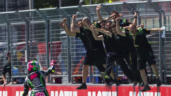 La piloto murciana celebra con todo el equipo DS Junior Team el triunfo en la carrera celebrada en Imola.