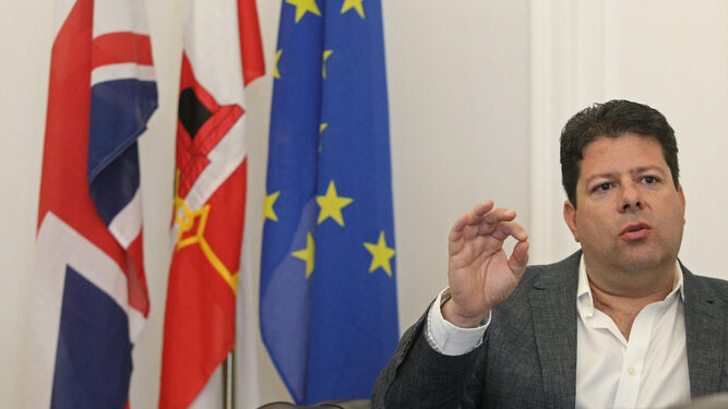 Fabian Picardo, en su despacho, junto a las banderas del Reino Unido, UE y Gibraltar.