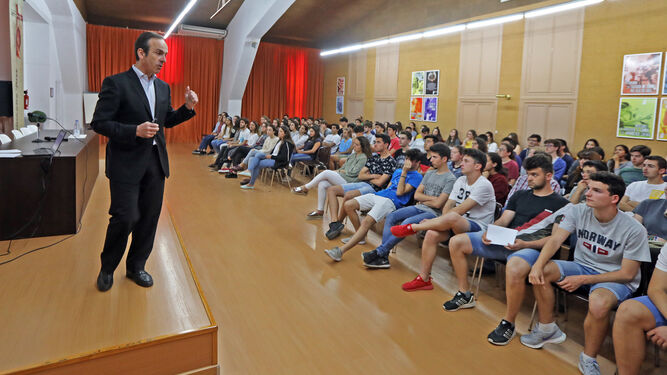 Un momento del encuentro de Mauricio García de Quevedo con los alumnos.