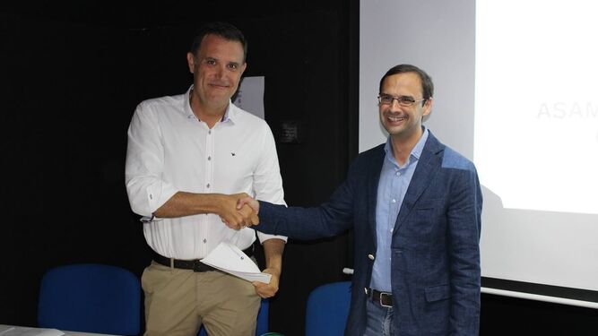 El alcalde, Víctor Mora, y el presidente de Afanas, Antonio Fernández, tras firmar el convenio de cesión del solar.