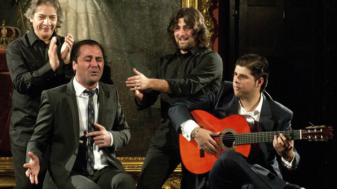 David Carpio con Manuel Valencia, guitarra, Chicharito y Carlos Grilo, derecha.