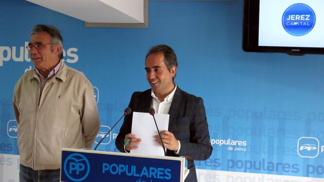 Javier Durá y Antonio Saldaña, durante la rueda de prensa ofrecida ayer en la sede del PP de Jerez.