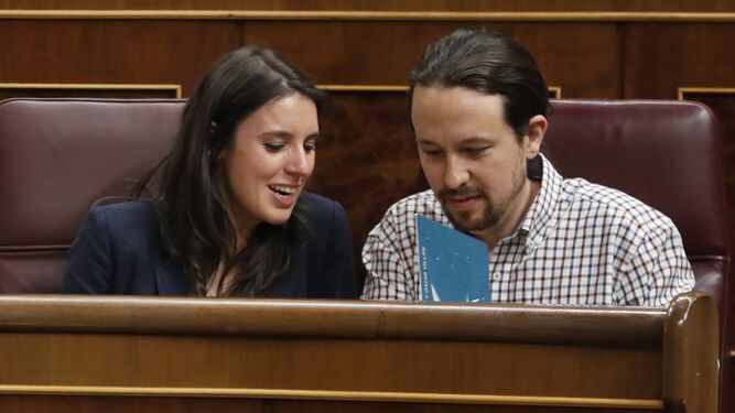 Irene Montero y Pablo Iglesias, ayer en el Congreso de los Diputados.