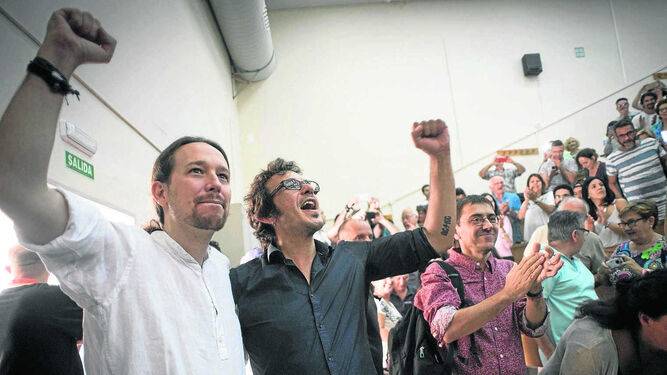 Juan Carlos Monedero aplaude a González e Iglesias, en un acto partidista el pasado verano en Cádiz.
