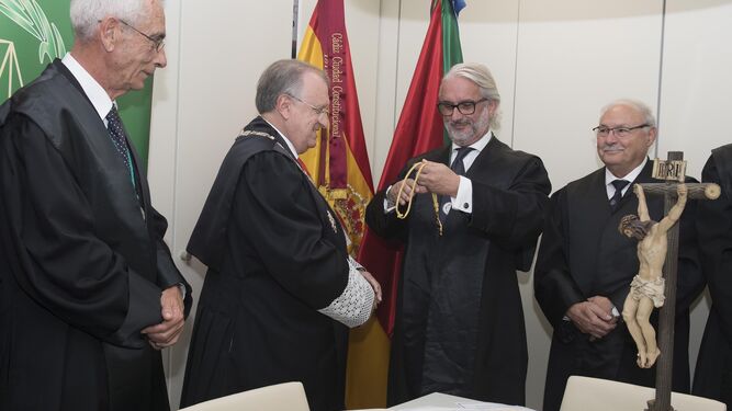 José Blas Fernández (2i) en el acto de imposición de la medalla de presidente del Colegio de Graduados Sociales.