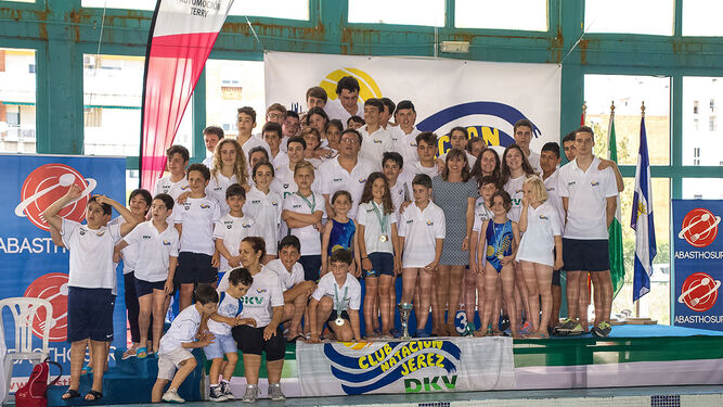 Los equipos del CN Jerez de natación (i) y waterpolo (d), subcampeones del Trofeo Ciudad de Jerez celebrado en la piscina cubierta Arquitecto José Laguillo.