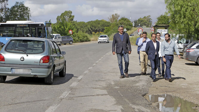Antonio Saldaña y el alcalde de Estella, Ricardo Sánchez, recorriendo la carretera