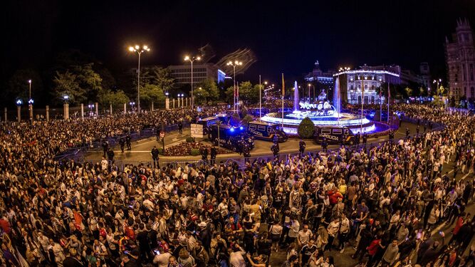 Miles de personas ocupan la plaza de Cibeles.