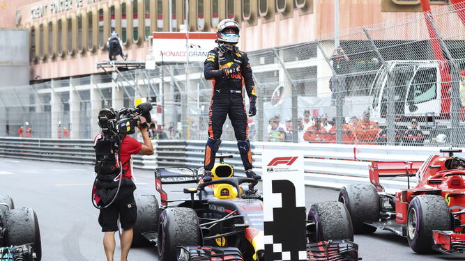 Ricciardo celebra la victoria sobre su monoplaza.