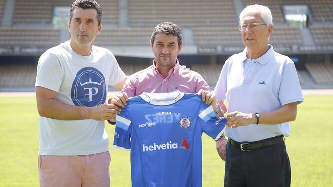 Pepe Masegosa, junto a Edu Villegas y Rafael Coca, el día de su presentación como técnico azulino el pasado mes de julio.