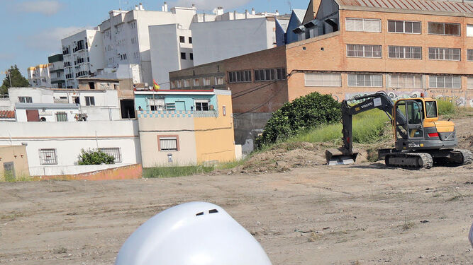 Un obrero supervisa las obras de reurbanización de La Hoyanca.