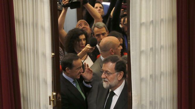Rajoy entra en el hemiciclo.
