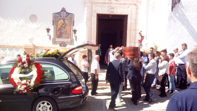 La parroquia de Santiago se quedó pequeña para acoger a las cientos de personas que quisieron ayer acompañar a la familia en su dolor.