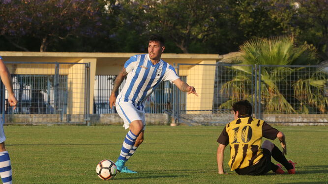 Dani Castro se lleva el balón con Javi Muñoz en el suelo en el partido disputado frente al Bazán el pasado domingo en La Juventud.