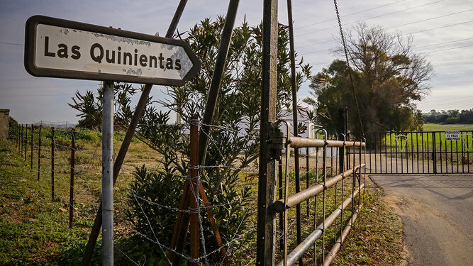Acceso a la finca Las Quinientas, en la carretera que une Jerez con Puerto Real (la CA-3113).