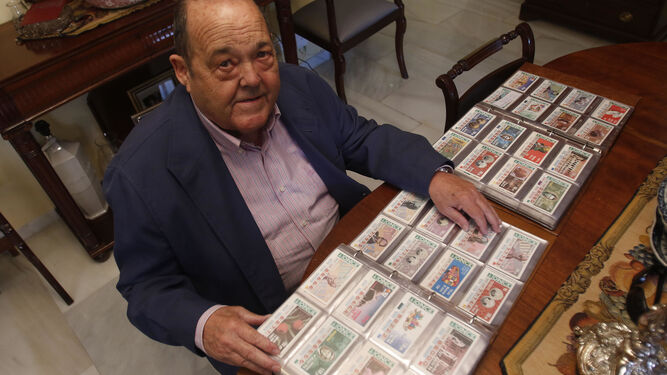 Antonio Jiménez, con los álbumes de los 100.000 números de la ONCE