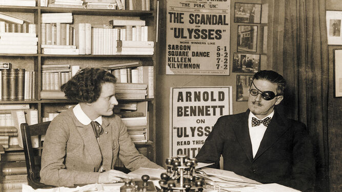 James Joyce, con Sylvia  Beach, impulsora de la edición del 'Ulises', en la librería parisina Shakespeare & Company.
