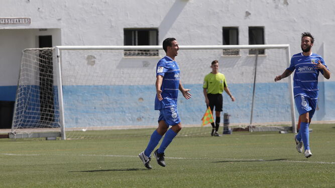 Juan Rosillo celebra uno de los goles que anotó con la camiseta del Guadalcacín en el Fernández Marchán.