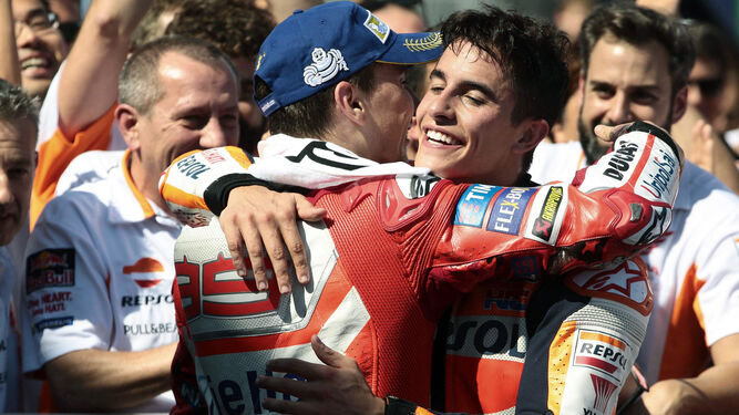 Lorenzo y Márquez se abrazan en la zona delimitada a los pilotos que suben al podio en un gran premio anterior.