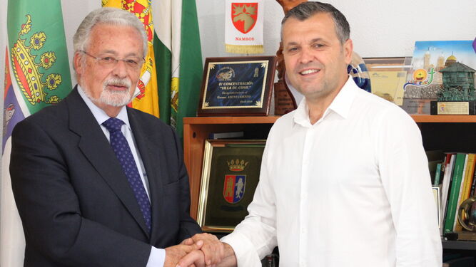 El alcalde de Conil, Juan Bermúdez estrecha la mano del Defensor del Pueblo en su primera visita a la localidad.