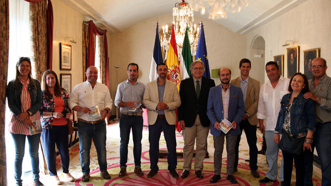 Ediles y representantes de Ecovidrio con los caseteros reconocidos.
