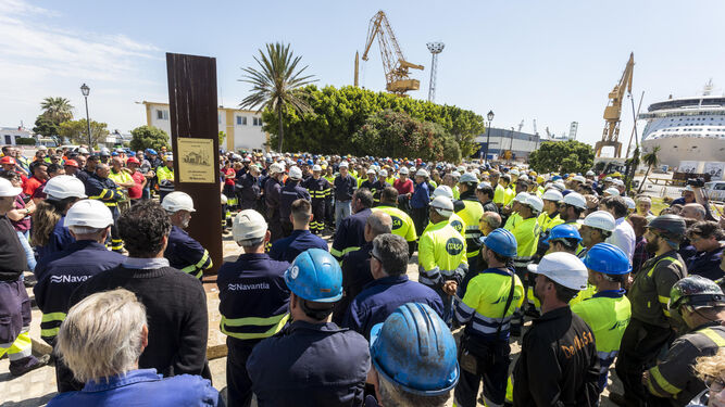 Plantilla y contratas de Navantia Cádiz, durante el paro tras el accidente mortal.